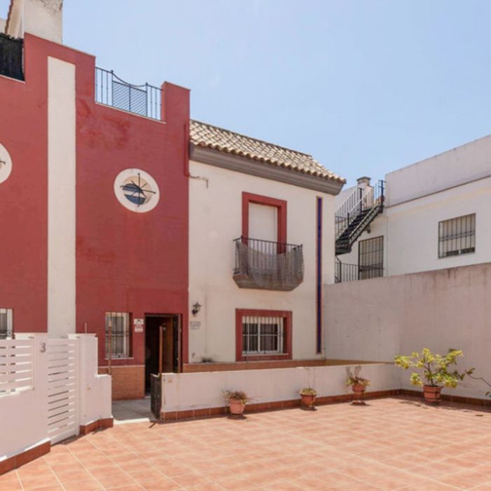 CASA DE 3 DORMITORIOS EN DOS HERMANAS