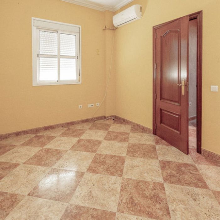 CASA DE 3 DORMITORIOS EN DOS HERMANAS