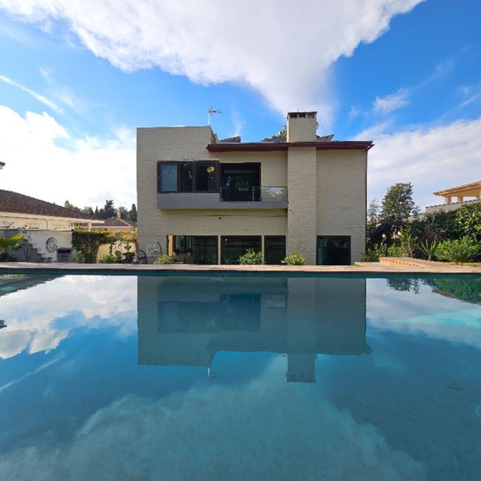 EXCLUSIVO CHALET INDEPENDIENTE EN MONTEQUINTO LISTO PARA DISFRUTAR