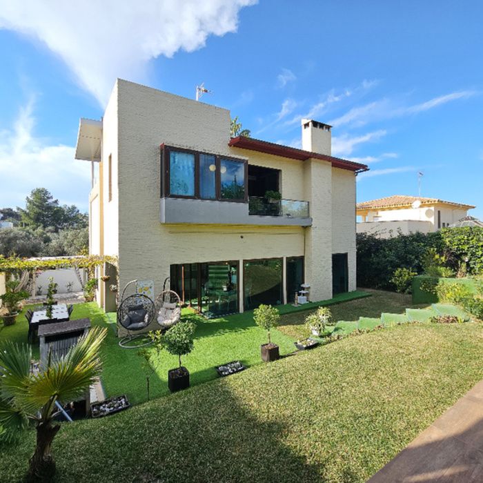 EXCLUSIVO CHALET INDEPENDIENTE EN MONTEQUINTO LISTO PARA DISFRUTAR