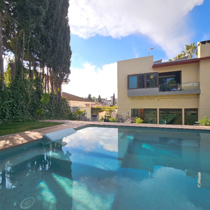 EXCLUSIVO CHALET INDEPENDIENTE EN MONTEQUINTO LISTO PARA DISFRUTAR