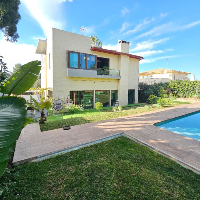 EXCLUSIVO CHALET INDEPENDIENTE EN MONTEQUINTO LISTO PARA DISFRUTAR