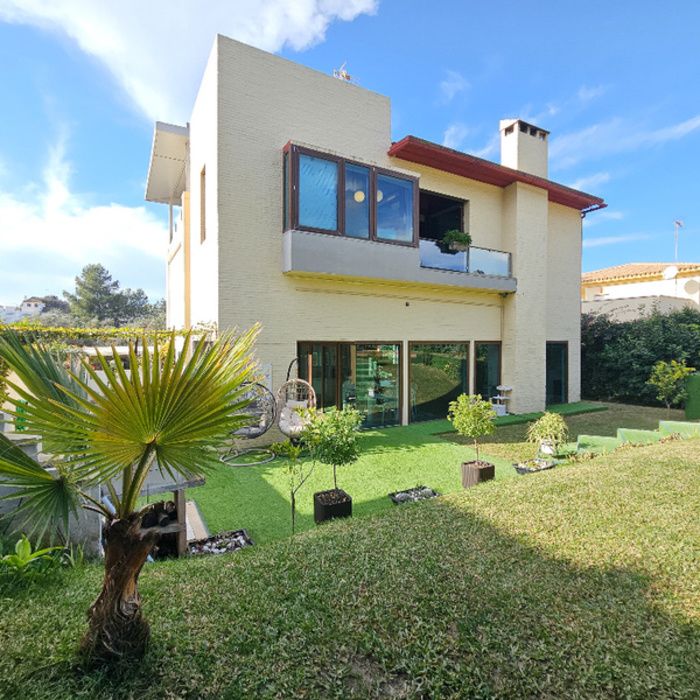 EXCLUSIVO CHALET INDEPENDIENTE EN MONTEQUINTO LISTO PARA DISFRUTAR