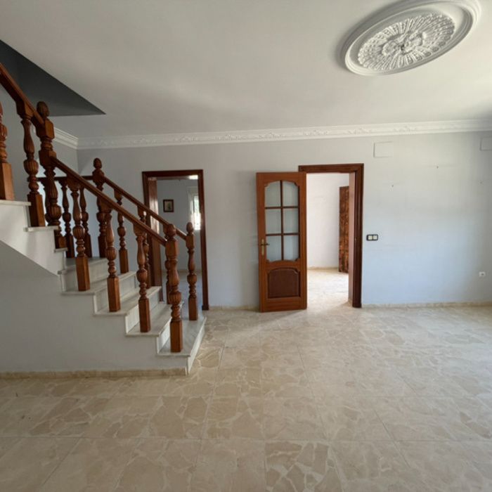 Gran Casa de Pueblo de esquina en venta en Maribáñez – ¡Sistema de Puja con Financiación 100%!