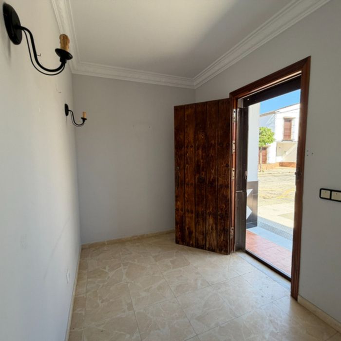 Gran Casa de Pueblo de esquina en venta en Maribáñez – ¡Sistema de Puja con Financiación 100%!