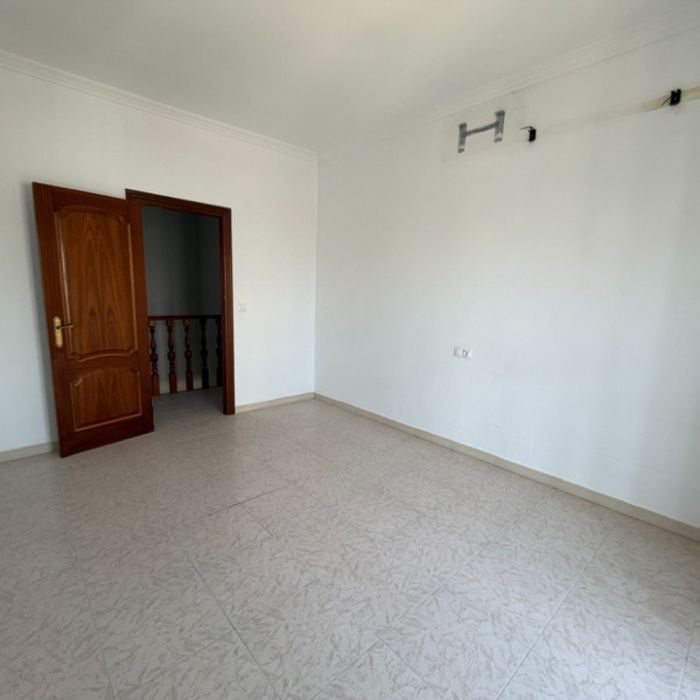 Gran Casa de Pueblo de esquina en venta en Maribáñez – ¡Sistema de Puja con Financiación 100%!