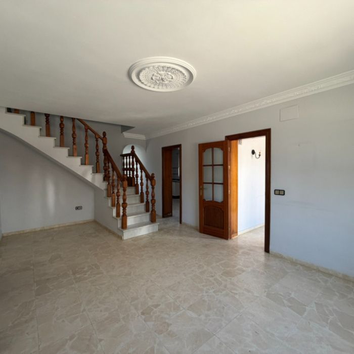 Gran Casa de Pueblo de esquina en venta en Maribáñez – ¡Sistema de Puja con Financiación 100%!