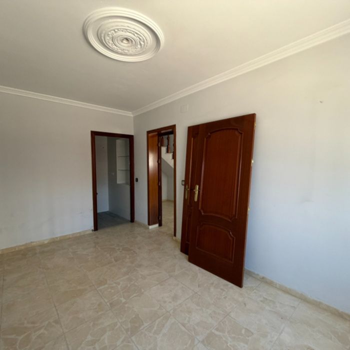 Gran Casa de Pueblo de esquina en venta en Maribáñez – ¡Sistema de Puja con Financiación 100%!