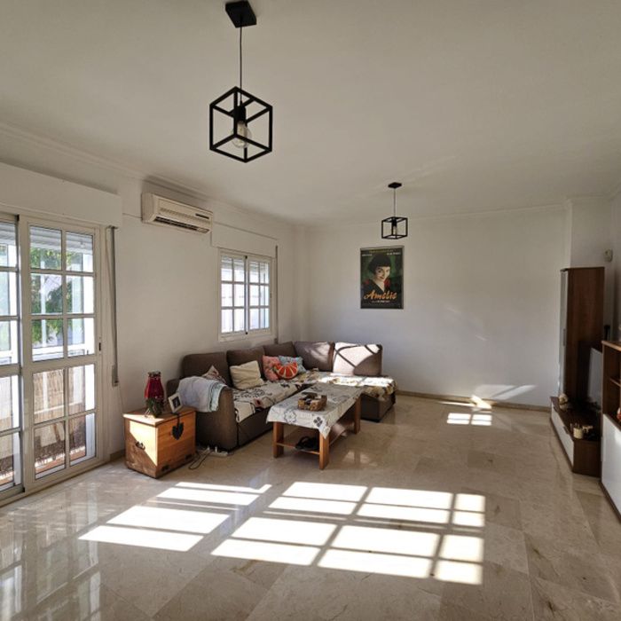 ¡Espectacular Casa en Residencial Privado en el Centro de Alcalá de Guadaíra!