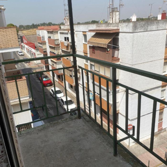 ¡Oportunidad única en Dos Hermanas! Piso con ascensor ideal para familias o inversores