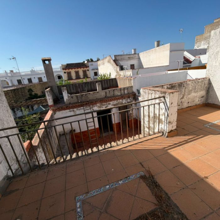 Gran oportunidad de inversión en Villaverde del Río! Casa con patio y terraza por 63.400 €