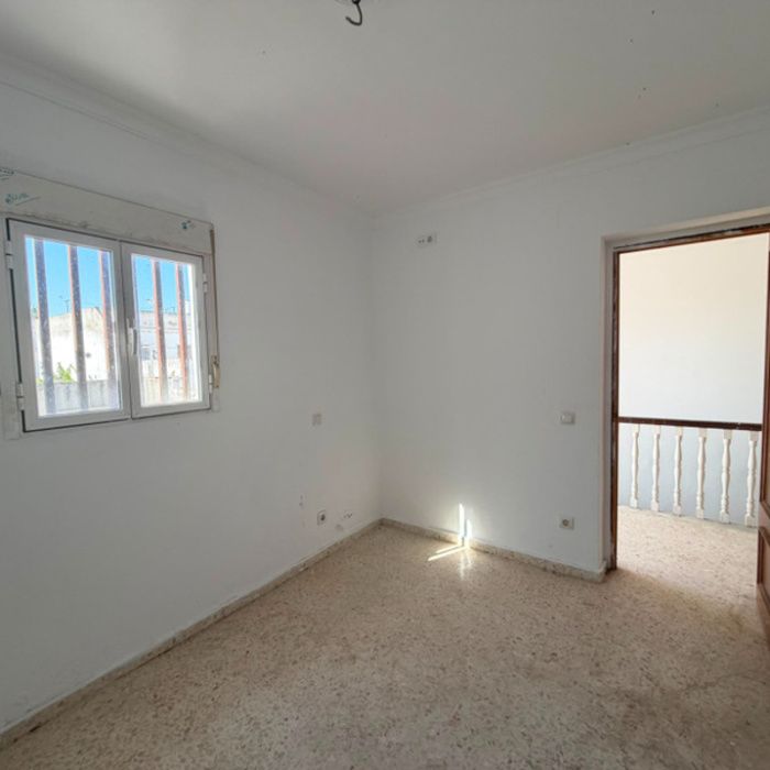 Gran oportunidad de inversión en Villaverde del Río! Casa con patio y terraza por 63.400 €