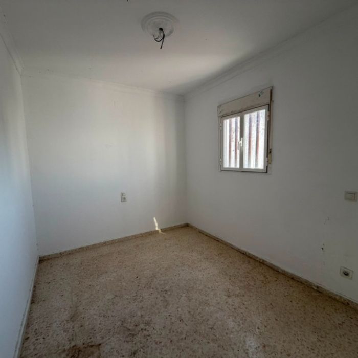 Gran oportunidad de inversión en Villaverde del Río! Casa con patio y terraza por 63.400 €