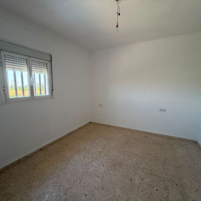 Gran oportunidad de inversión en Villaverde del Río! Casa con patio y terraza por 63.400 €