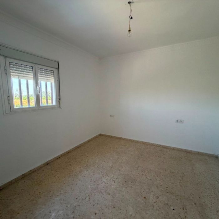 Gran oportunidad de inversión en Villaverde del Río! Casa con patio y terraza por 63.400 €