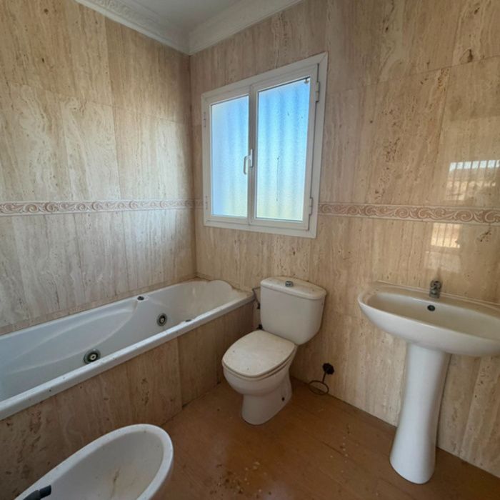 Gran oportunidad de inversión en Villaverde del Río! Casa con patio y terraza por 63.400 €