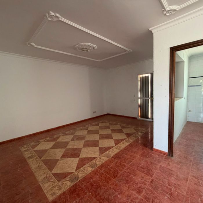 Gran oportunidad de inversión en Villaverde del Río! Casa con patio y terraza por 63.400 €