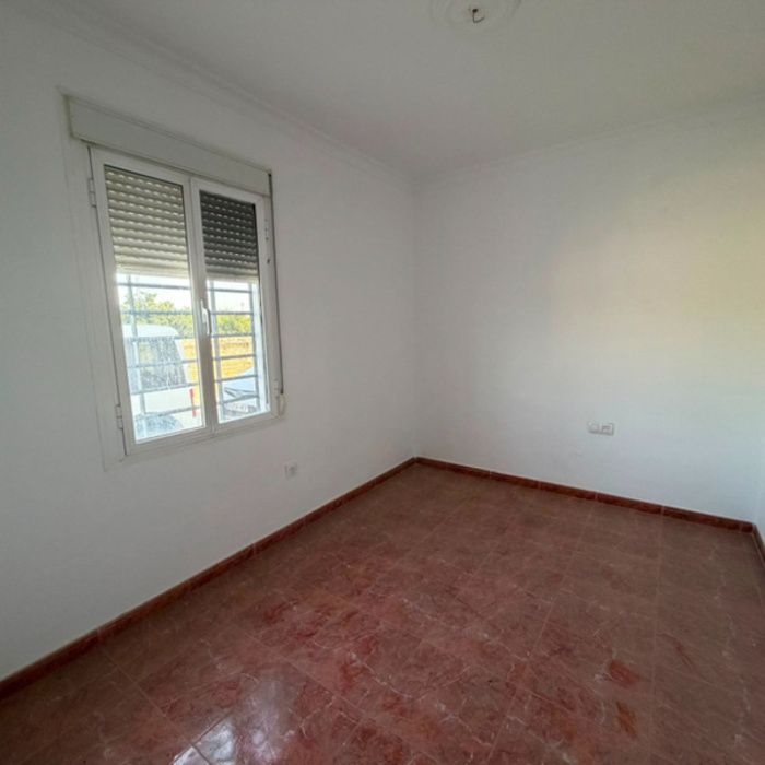Gran oportunidad de inversión en Villaverde del Río! Casa con patio y terraza por 63.400 €