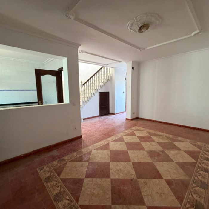 Gran oportunidad de inversión en Villaverde del Río! Casa con patio y terraza por 63.400 €