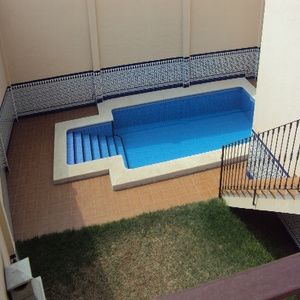 CASA  DE 400 M. CON SOTANO Y PISCINA