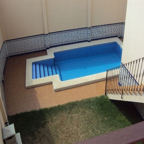 CASA  DE 400 M. CON SOTANO Y PISCINA