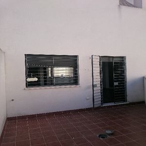 PISO BAJO CON 2 PATIOS, SOLO COCINA AMUEBLADA Y TRASTERO