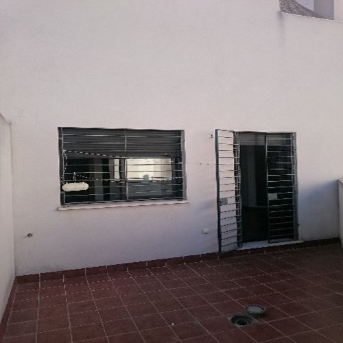 PISO BAJO CON 2 PATIOS, SOLO COCINA AMUEBLADA Y TRASTERO