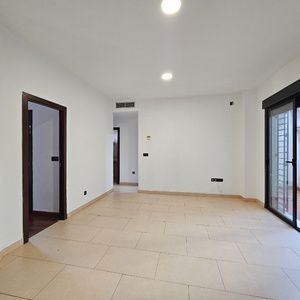 PISO BAJO CON 2 PATIOS, SOLO COCINA AMUEBLADA Y TRASTERO