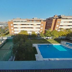 PISO CON PISCINA COMUNITARIA, PISTA DE PÁDEL Y JARDINES 