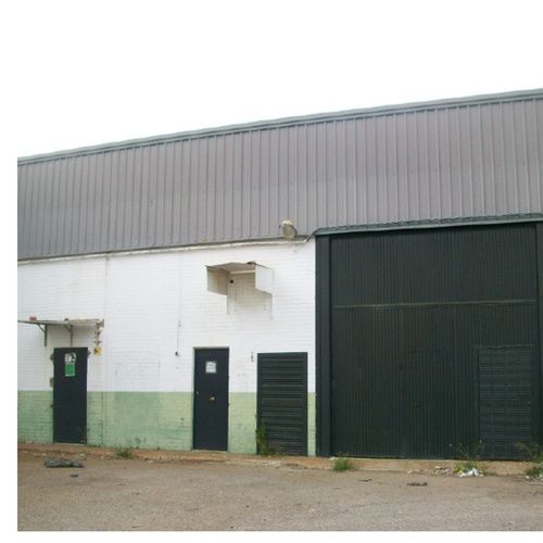 Oportunidad de Inversión: Amplia Nave Industrial en Polígono Fuente del Rey Bellavista.