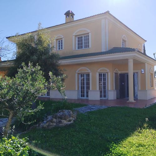 CHALET INDEPENDIENTE EN TORREQUINTO: SU OASIS A UN PASO DE SEVILLA