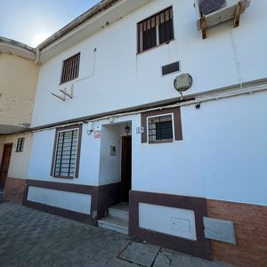 Gran oportunidad de inversión en Villaverde del Río! Casa con patio y terraza por 63.400 €