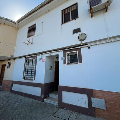 Gran oportunidad de inversión en Villaverde del Río! Casa con patio y terraza por 63.400 €